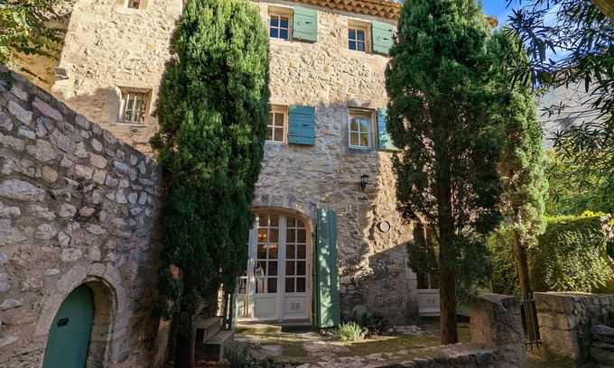 Boulbon House | A Provencal village house near of shops and restaurants with Air Con Bedrooms