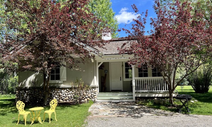 Hailey Cottage | A quaint cottage in the woods. Close to world class ski resort, Sun Valley.