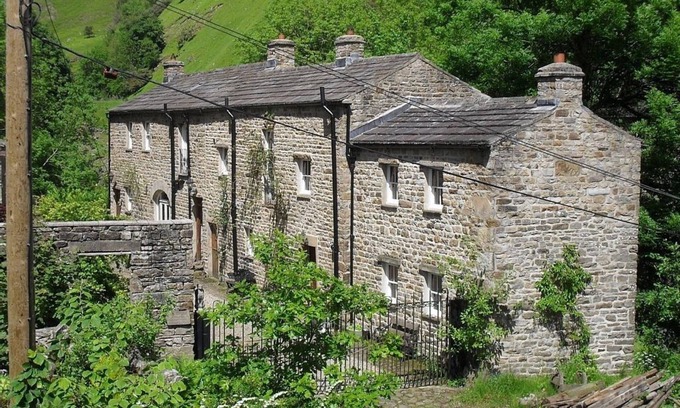 Worton Cottage | A quirky restoration, sleeps 4 people & a dog WiFi, numerous walks from the door & a pub nearby!