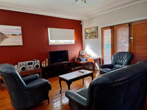 Roselands House | A Rosy house in Roselands