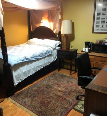Hyde Park House | A secluded bedroom with a private full bathroom