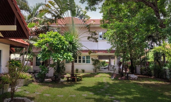 Pak Kret House | A Serene Home with Beautiful Garden