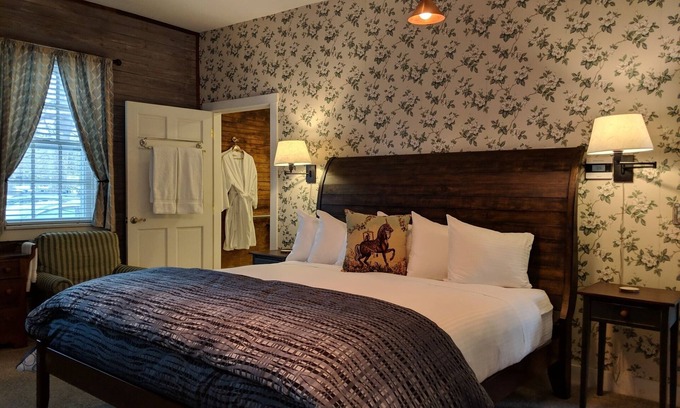 Shelburne Bed & Breakfast | A spacious Ground-level King/King 2-room Suite B&B in Downtown Shelburne - Delicious Breakfasts! BAR