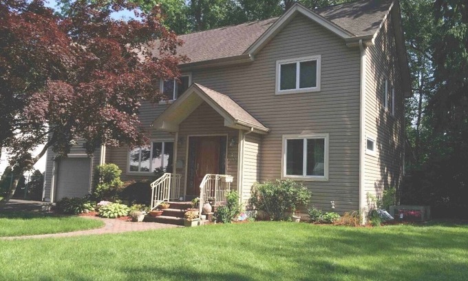 Fair Lawn House | A Specious house by the parks and NY City