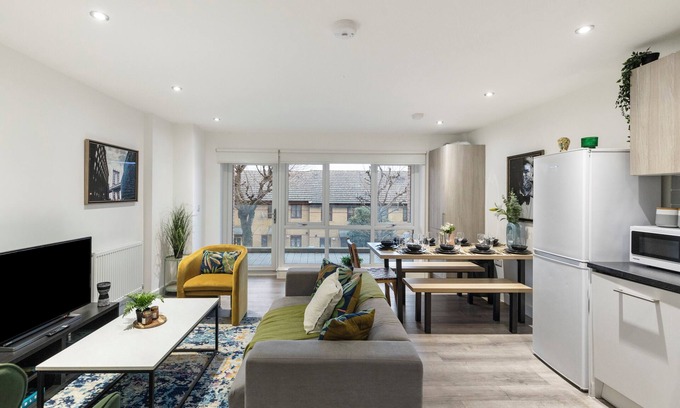 Leyton Apartment | A Splash of Color: Spacious & Funky 3-BR Flat