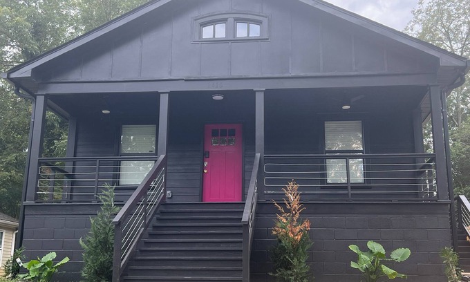 Jefferson Park House | A stylish Ranch Style centrally-located home. Get some R&R it’s on Us