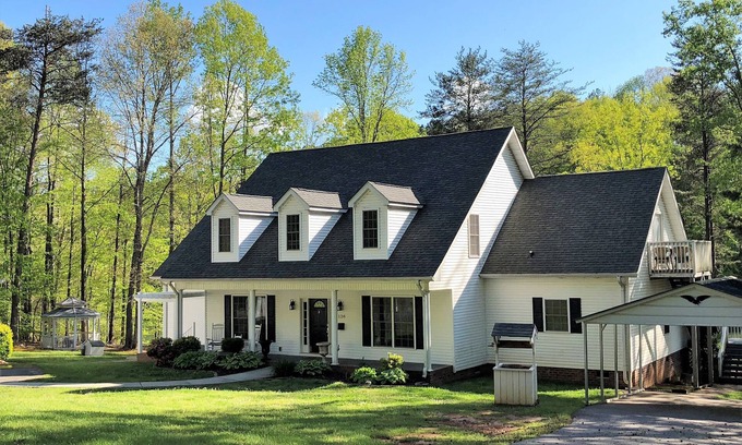 Troutman House | A Taste Of Southern Charm 9 Bedrooms 5 Baths- includes 3 bedroom guest cottage