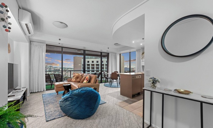 Kangaroo Point Apartment | A Touch of Class! 2Bed/2Bath/1Car/Balcony/Views ~ CBD