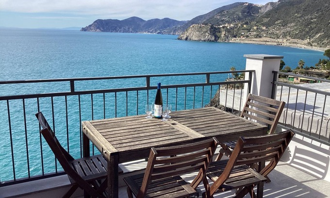 Manarola House | A typical Ligurian house with roof terrace, stunning sea views and AC.