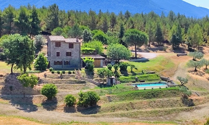 Assisi Villa | A vacation in a villa with spectacular swimming pool in a large exclusive park.
