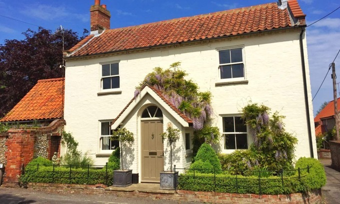 Wells-next-the-Sea House | A very attractive detached character house, with pretty cottage garden.