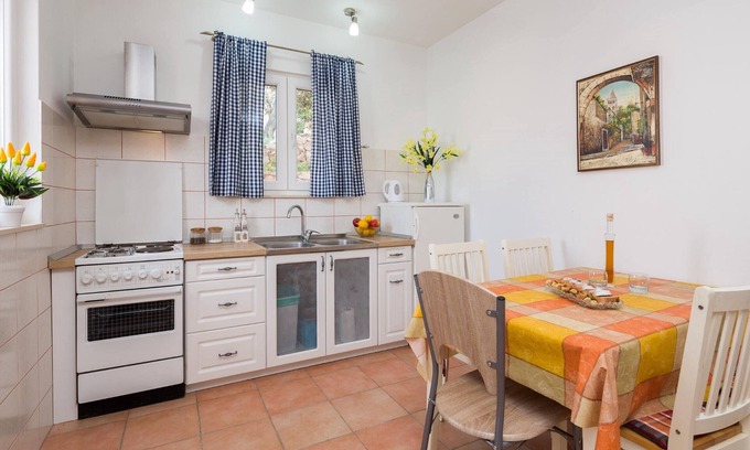 Vinisce Apartment | A2 modern apartment with garden, 80m from beach