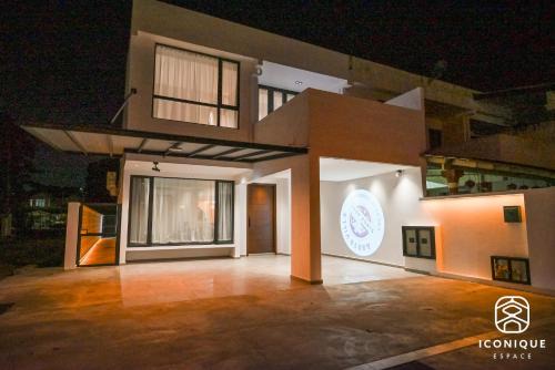 Taman Intan Apartment | A8010 Villa Kuantan by Iconique up to 19pax l BBQ l Pool