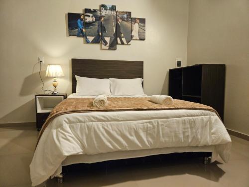 Fernando De La Mora Apartment | Abbey Road Inn I