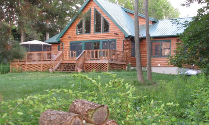 Ontario City Cabin | Abbeywood Cabin - Luxury on the lake