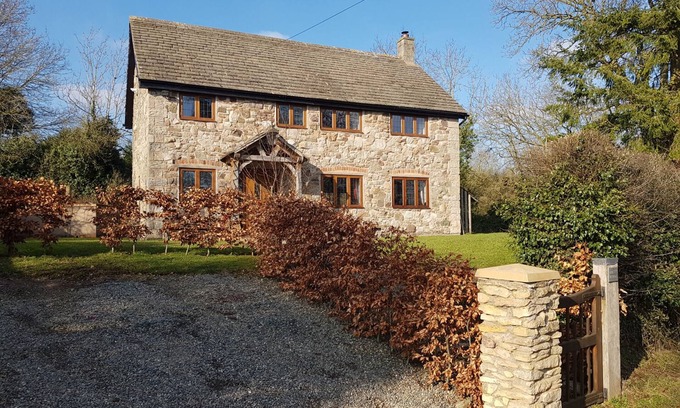 Bishops Castle Cottage | ABBOTT'S RETREAT, pet friendly, with open fire in Bishop's Castle