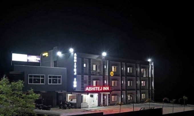 Ninnimamidi Hotel | Abhitej inn