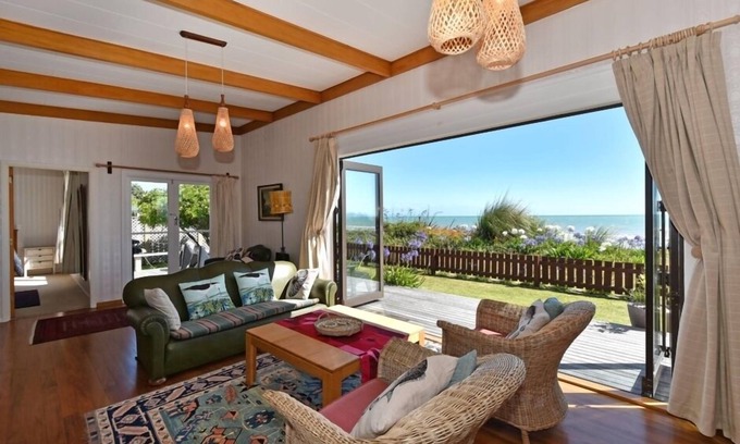 Patons Rock House | Absolute Beachfront. Free Wifi. Stand up Paddlebords