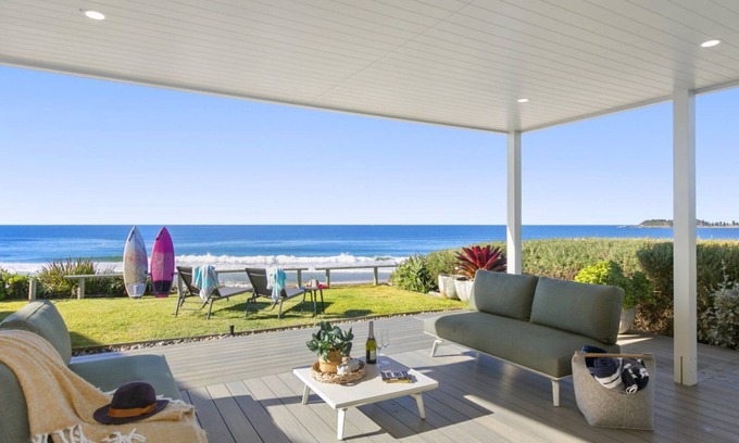 Wamberal House | Absolute beachfront on surf beach