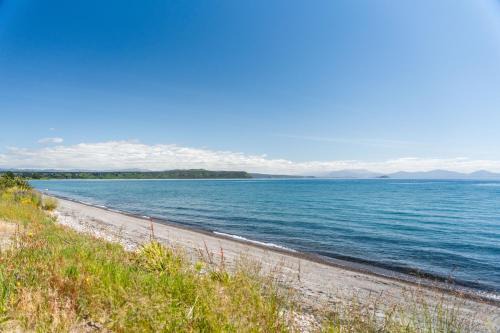 Waitahanui House | Absolute Lakefront