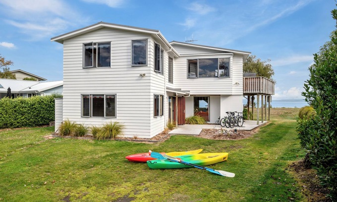 Waitahanui Cottage | Absolute Waterfront with WiFi - Five Mile Bay Home