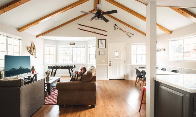 Big Bear Lake Cottage | AC + <5mins to Village/Shops/BikePark/Zoo + FirePit
