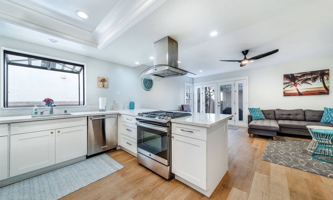 Huntington Beach House | AC, spa, bikes, deck, Steps to beach and shops