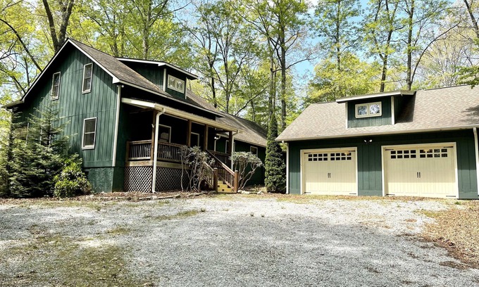 Wiley House | Access to Lake Burton, jacuzzi, pet friendly, 5 min to LaPrade’s marina