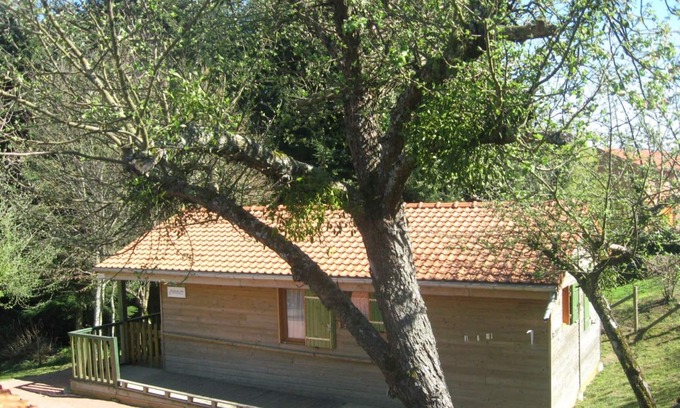 Les Noes Cottage | Accessible Chalet with Terrace & Shared Pool in Scenic Village