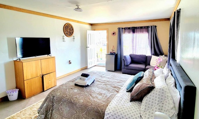 Tecate Municipality Apartment | Accommodation 2 Bedrooms Bathroom and terrace with beautiful scenery