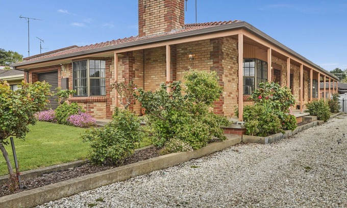Mount Gambier House | Accommodation on Clezy