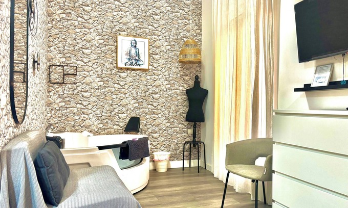 Entrevias Apartment | Accommodation with Jacuzzi Central Madrid