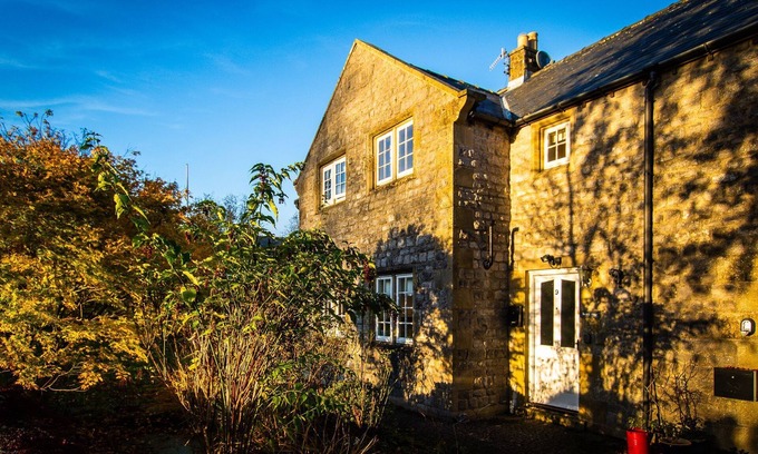 Tideswell Cottage | Acer Cottage - a cottage that sleeps 4 guests in 2 bedrooms