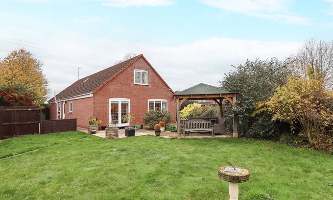 Frampton Cottage | ACER COTTAGE, family friendly, with a garden in Wyberton
