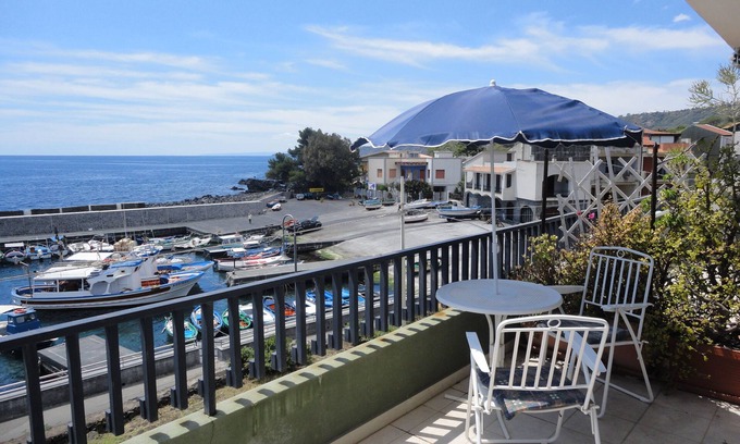 Stazzo Apartment | Acirealevacanze - Romantic room by the sea!