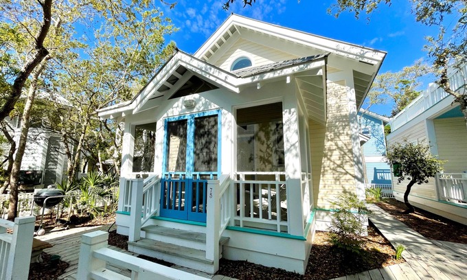 Seaside House | Across from Pool in Seaside, Short Walk to Beach, 2 Bed, Sleeps 4 + 2 Bikes!