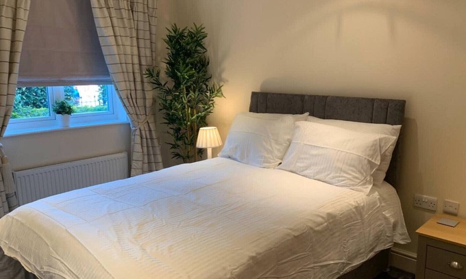 Runnymede Apartment | Addlestone - Stylish/Modern - Two Bedroom (Two Bathroom) Apartment