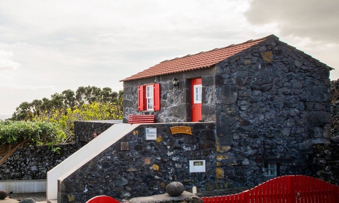 Calheta de Nesquim Cottage | Adega Velha holiday home, next to the sea and mountains, ideal for couples