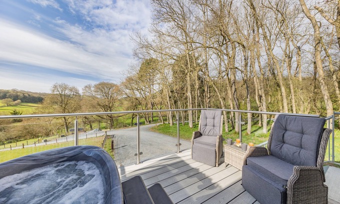 Kingswood House | Aderyn Du - One Bedroom House, Sleeps 2