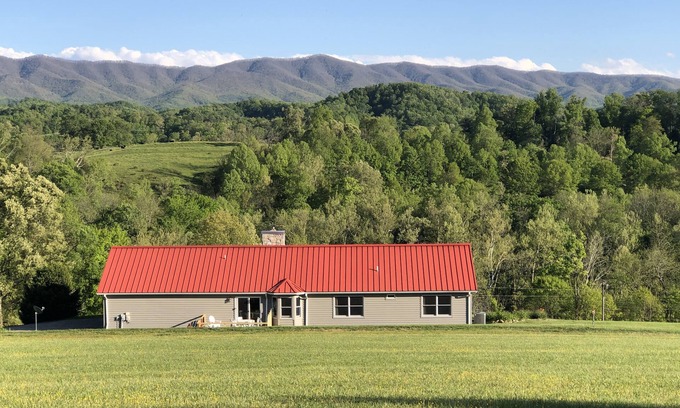Bluff City House | Adjacent to South Holston River. Pet/smoke free! Great fishing! Close to BMS!
