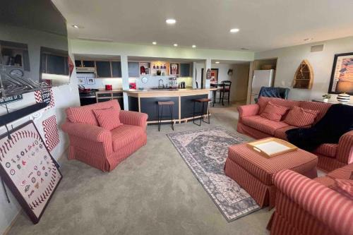 Hansville House | Admiralty (Downstairs)