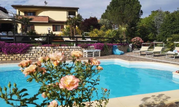 Casalfiumanese Apartment | Adorabile tavernetta con piscina