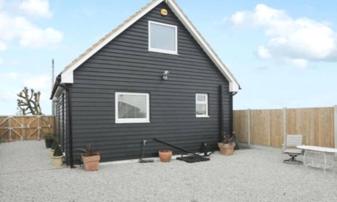 Isle of Thanet Other | Adorable 1 bedroom Cottage with free parking Sleeps 3 - 5 mins drive from beach!