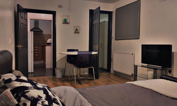 Harlington House | Adorable 1-bedroom place with patio