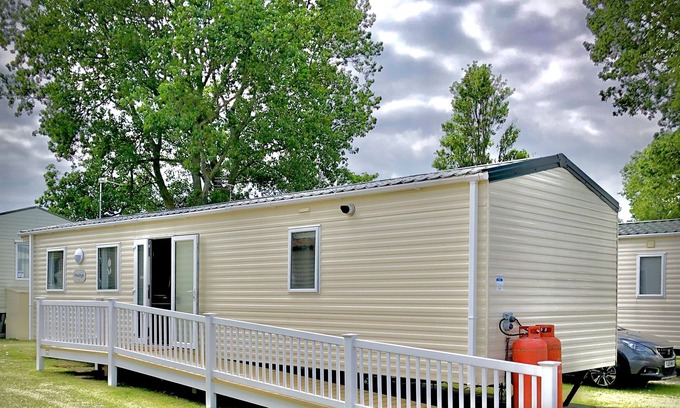 Great Yarmouth House | Adorable 6 berth caravan with decking and disabled ramp in California Cliffs