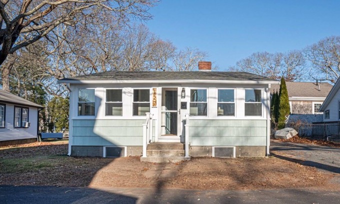 Wareham Center Cottage | Adorable beach house - 5 min walk to private beach