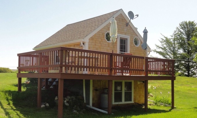 Block Island Cottage | Adorable Block Island Cottage with Pond