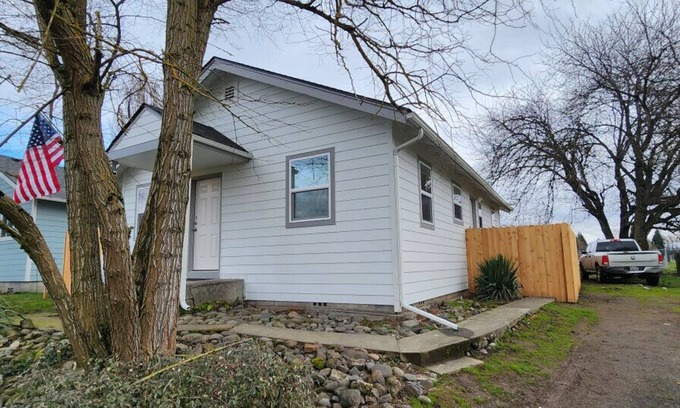 Longview House | Adorable Cozy Remodeled Home