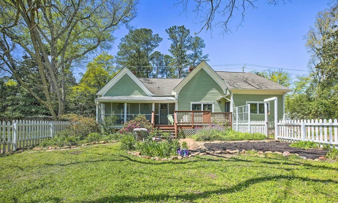Watkinsville Cottage | Adorable Georgia Cottage w/ Screened-In Porch