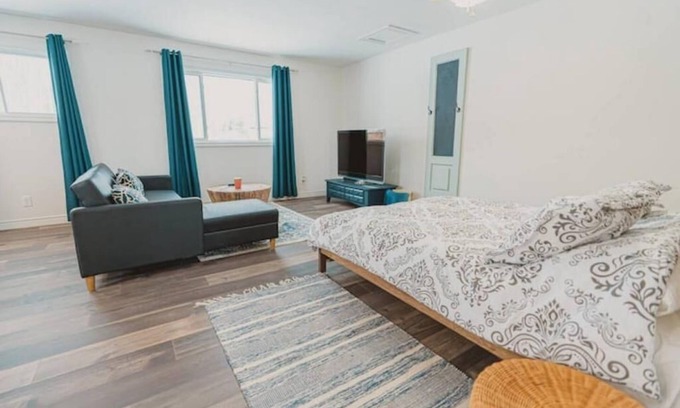 Town of Essex Apartment | Adorable Guest House near EPIC Wineries!